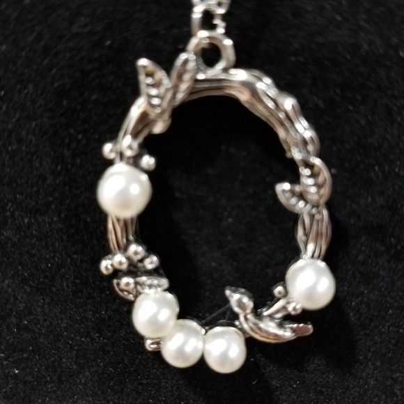 NWT Paparazzi Faux Pearl with Silver Songbirds Pendant Necklace and Earrings Set - Picture 1 of 2